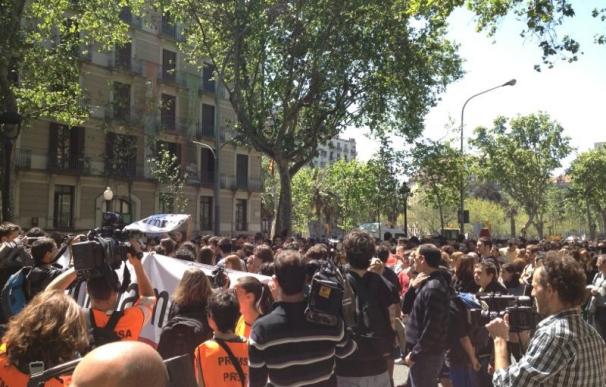 Los Mossos impiden el acceso de 300 jóvenes a plaza Catalunya