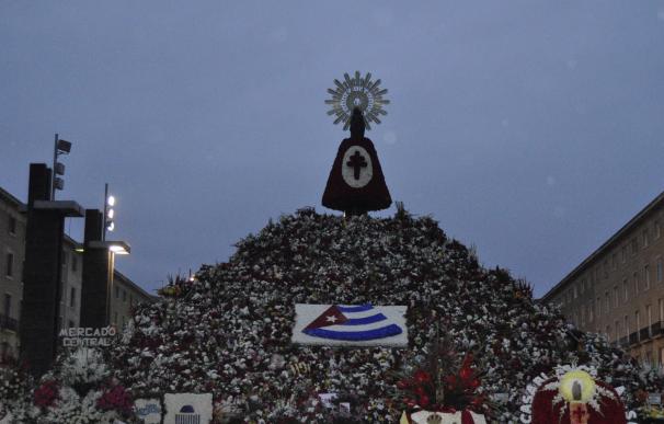 Unos 235.000 oferentes presentan cinco toneladas y media de flores a la Virgen y continúa la Ofrenda