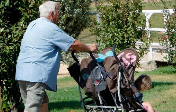 El 50 por ciento de los abuelos dedica más de 6 horas al día a cuidar a los nietos