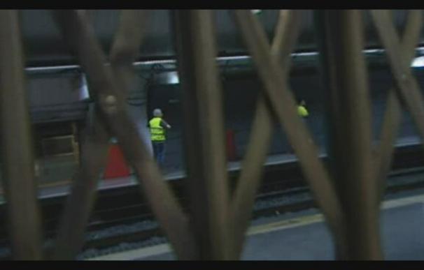 Los Bomberos rescatan pasajeros de un tren parado en un túnel en Barcelona