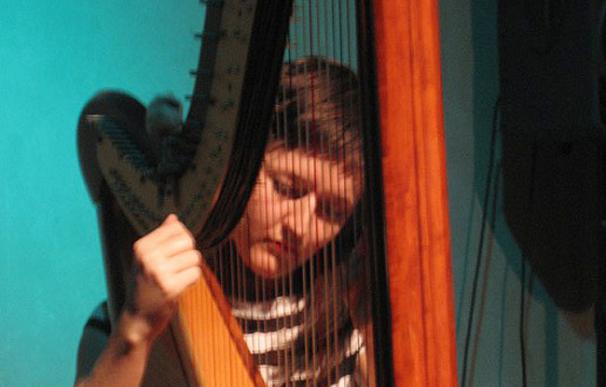 Clare Cooper, australiana y residente en Berlín, toca el arpa desde hace 15 años
