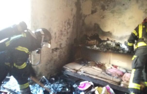 Cinco intoxicados leves en un importante incendio de una vivienda en Carabanchel