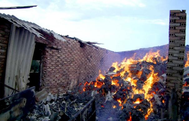 Un rayo derrumba una nave agrícola y quema un millar de pacas en Salamanca