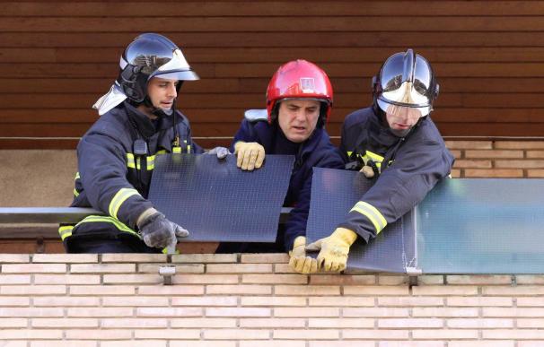 Tres heridos al derribar el viento estructura de terraza de bar en Palencia