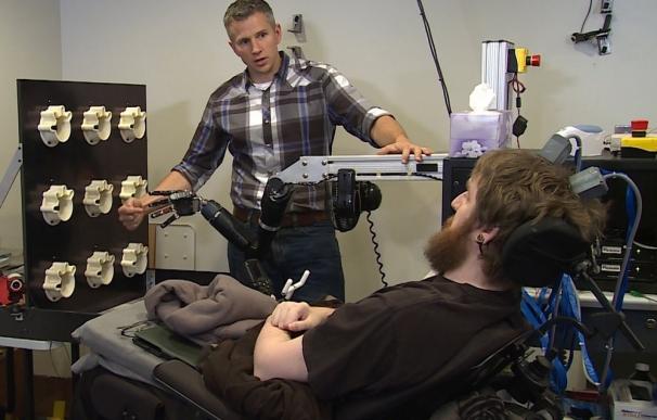 Consiguen devolver el tacto a un paciente tetrapléjico gracias a microestimulación cerebral y un brazo robótico