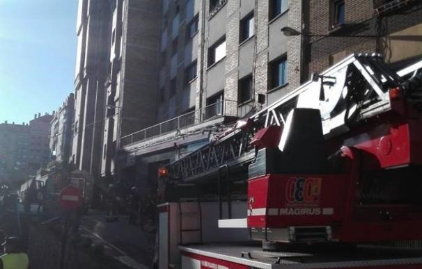 La explosión de un viejo televisor provoca un incendio en un piso de Oviedo