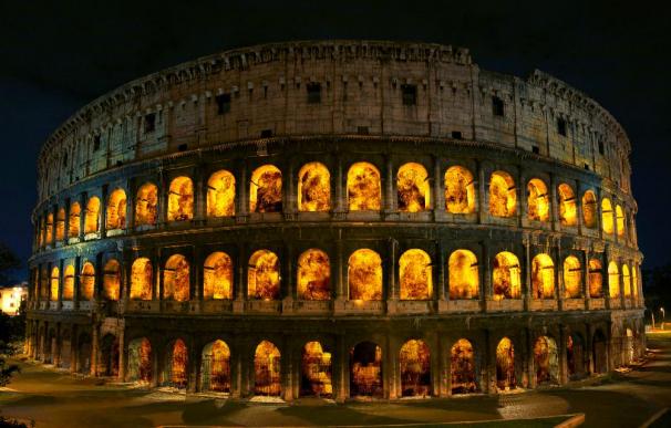 El artista argentino Pío Díaz 'incendia' el Coliseo de Roma