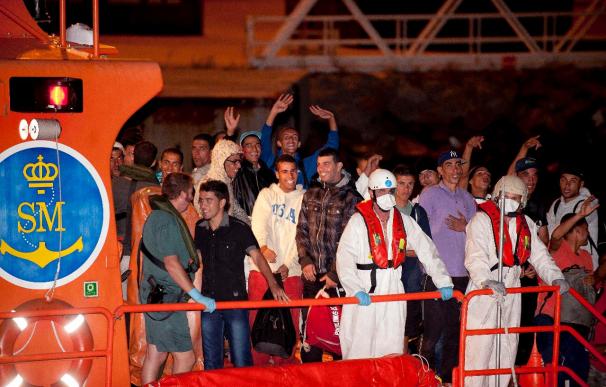 Salvamento Marítimo rescata una patera con 37 inmigrantes cerca de Alborán