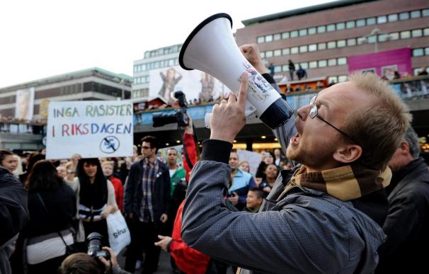 Miles de suecos se manifiestan en varias ciudades contra la ultraderecha