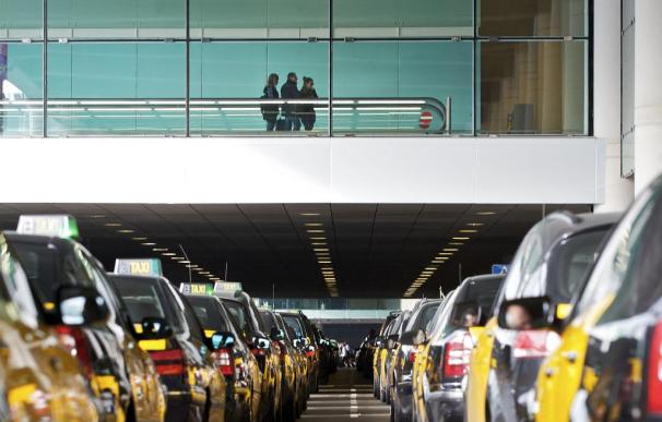 El Aeropuerto de Barcelona se queda sin taxis por una protesta ante los nuevos turnos