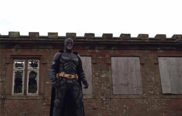 Un hombre disfrazado de Batman lucha contra los payasos. BBC