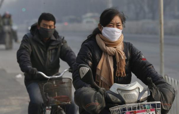 La contaminación en China obliga a cancelar vuelos y cerrar autopistas.
