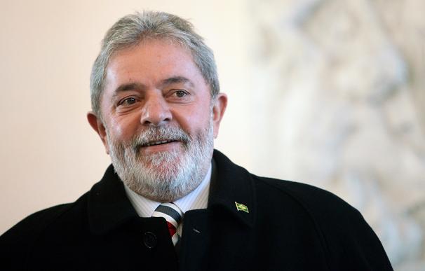 El carismático Lula ha introducido a su delfín poco a poco hasta conseguir que los brasileños quieran a Dilma con los ojos cerrados, hasta que han sabido que él está detrás.