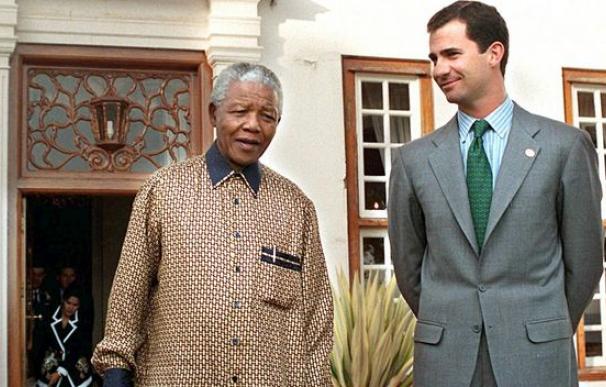 El Príncipe asistirá con Rajoy al funeral de Mandela en Johannesburgo. En la imagen, junto al exmandatario sudafricano.