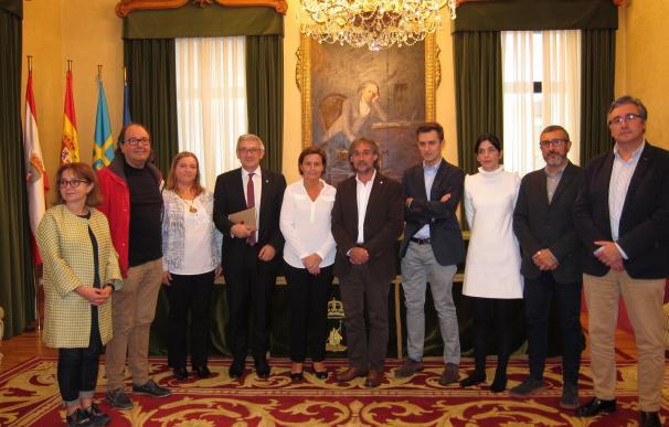 El convenio con la Universidad de Oviedo incluye dos nuevas cátedras e incrementa la partida de becas