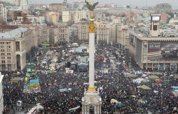 El grito de dimisión inunda la plaza de Kiev