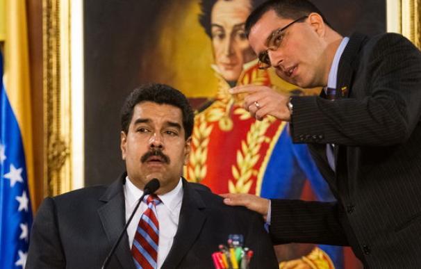 Maduro afronta su primer plebiscito siete meses después de ganar las elecciones.