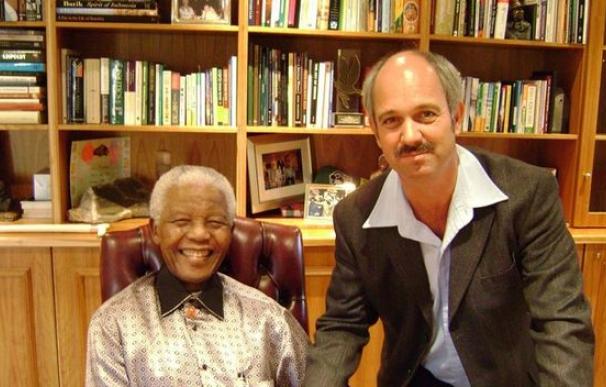 Christo Brand, el carcelero de Mandela, junto al expresidente sudafricano.