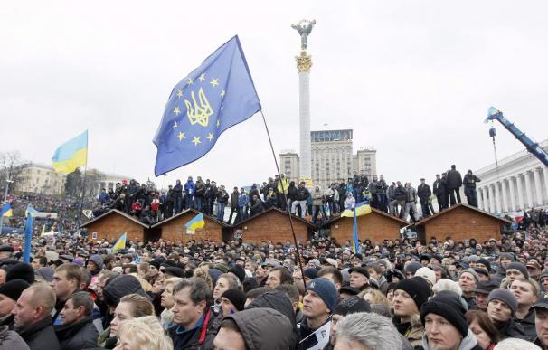 Grupos de opositores intentan bloquear la sede del Gobierno de Ucrania