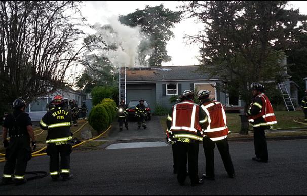Los bomberos de Seattle en las tareas para extinguir el fuego en la casa del aracnicida