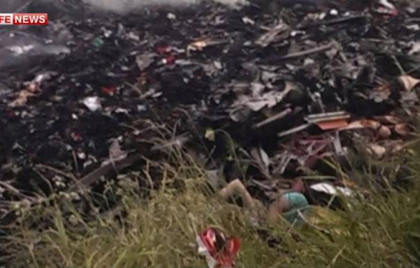 Dantescas imágenes del lugar en el que han caído los restos del vuelo de Malaysia Airlines en Donestk