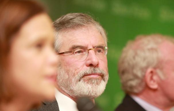 Adams reitera su inocencia en un antiguo asesinato del IRA y su apoyo a la Policía