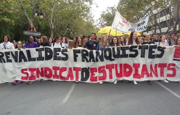 Estudiantes se manifiestan en Valencia contra las 'reválidas' de la LOMCE y para defender una educación "digna"