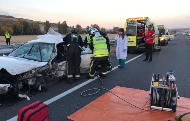 Cuatro personas heridas en la colisión frontal de un turismo y una furgoneta en Quintanavides (Burgos)