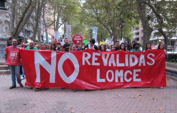Centenares de personas secundan la manifestación contra las reválidas y la LOMCE en Santander