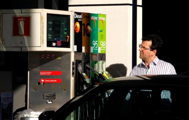 Españoles echan 3 litros menos de combustible en cada repostaje, dice estudio