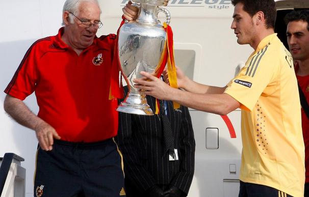 Aragonés levanta junto a Casillas la Eurocopa de 2008 en la llegada a Madrid
