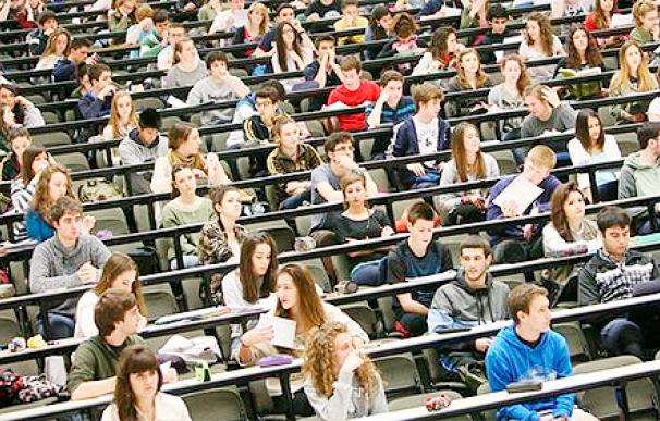 Los titulados universitarios españoles tienen hoy muy difícil su inserción laboral en España