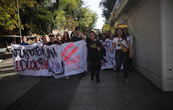 Padres y profesores rechazan el pacto educativo propuesto por Rajoy "sobre las ruinas de la LOMCE