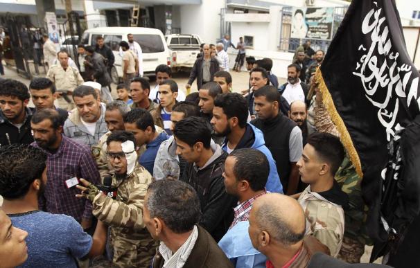 El Ejército libio, en alerta tras choques con un grupo salafista en Bengasi y una decena de muertos