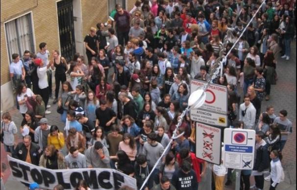 Unos 300 estudiantes se manifiestan por las calles de Mérida en rechazo a las 'reválidas' de la LOMCE