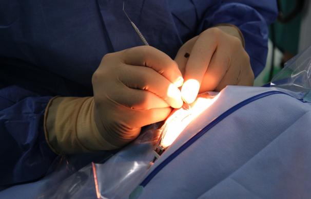 La escasez de cirujanos plásticos en el SNS sitúa en unos 2 años la espera para reconstrucción mamaria tras mastectomía