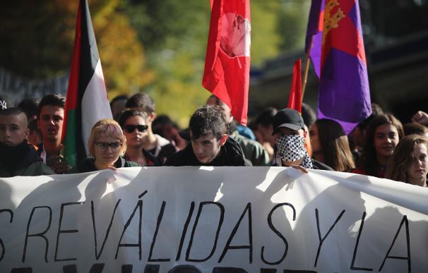 Miles de estudiantes se manifiestan en Madrid contra las 'revalidas' y amenazan con volver a la calle si no se derogan