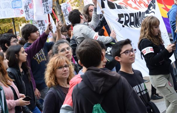 Decenas de estudiantes se concentran en Huesca para mostrar su rechazo a la LOMCE y a la reválida de Bachiller