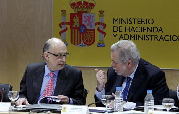 El ministro de Hacienda y de Administraciones Públicas, Cristóbal Montoro (i), y el secretario de Estado de Administraciones Públicas, Antonio Beteta (d).