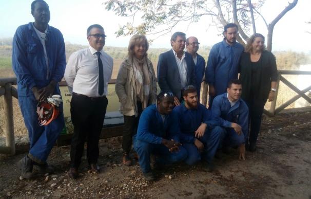 Diez personas en riesgo de exclusión trabajan en proyectos medioambientales de la Junta y CaixaBank