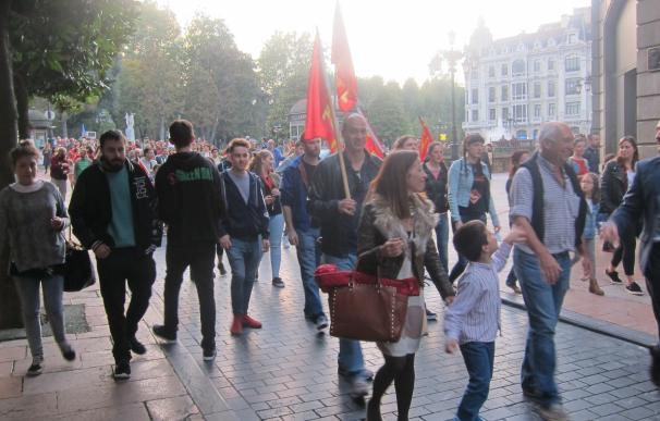 Profesores, padres y estudiantes se manifiestan en Oviedo contra las reválidas