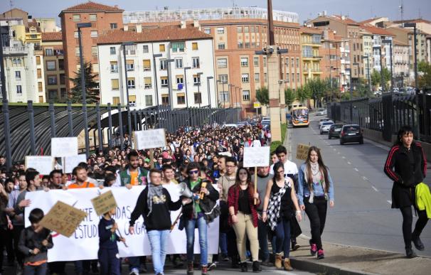 Centenares de estudiantes de Teruel protestan contra las reválidas que tildan de "injustas"