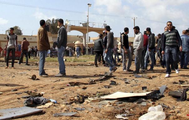 Mueren tres personas en choques armados por el control del aeropuerto de Trípoli