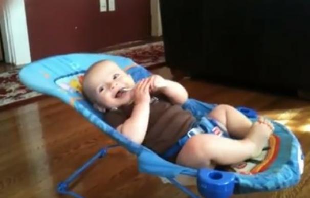 Una mecedora se convierte en el mejor juguete de un bebé y el vídeo se vuelve viral