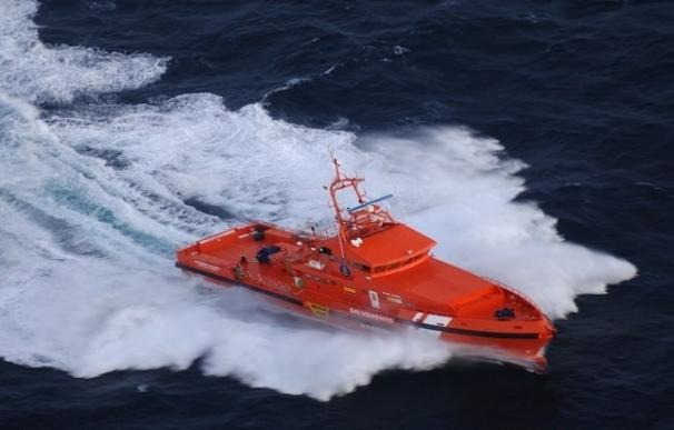 Rescatan a tres personas en la costa de Barcelona al hundirse su embarcación