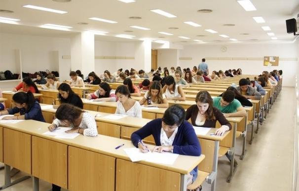 El PSOE pide "rescatar" a los alumnos que dejaron sus estudios al quedarse sin beca por los criterios "injustos" del PP