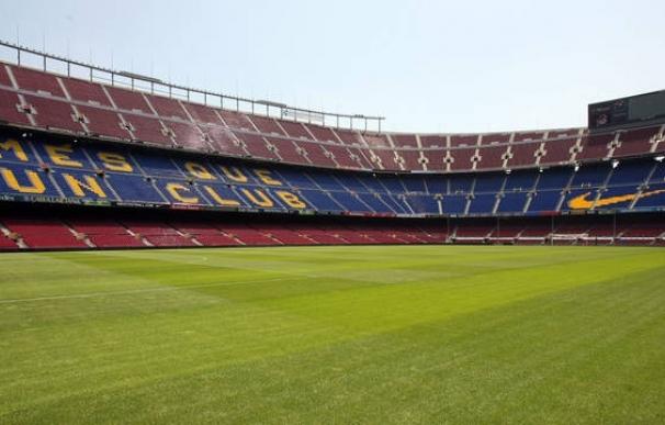 El Barcelona cambia el césped de su estadio