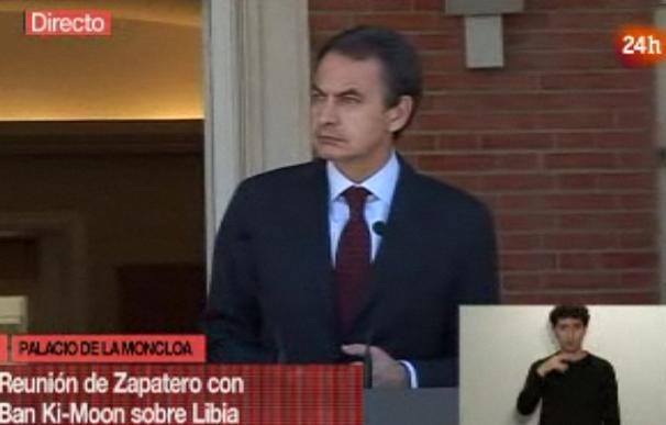 Zapatero escucha la pregunta de un periodista sobre el anuncio de alto el fuego de Libia