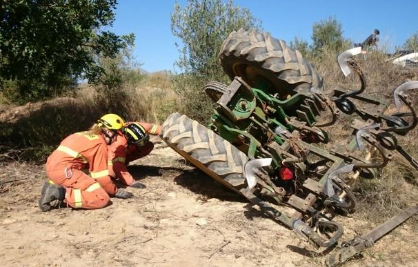 Fallece un hombre al volcar su tractor en Chulilla