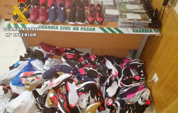 La Guardia Civil detiene en Ávila a una persona que transportaba más de 200 deportivas de marcas falsificadas